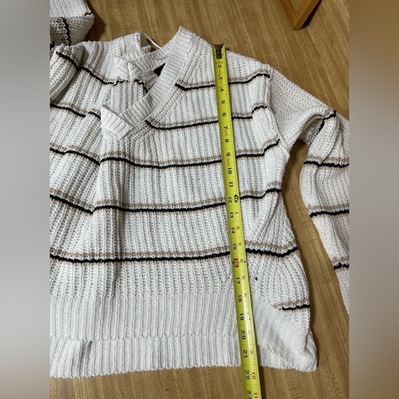 Rue21 V-neck long sleeve cropped high low striped sweater women’s M Rue21 Rue21 - Picture 13 of 13